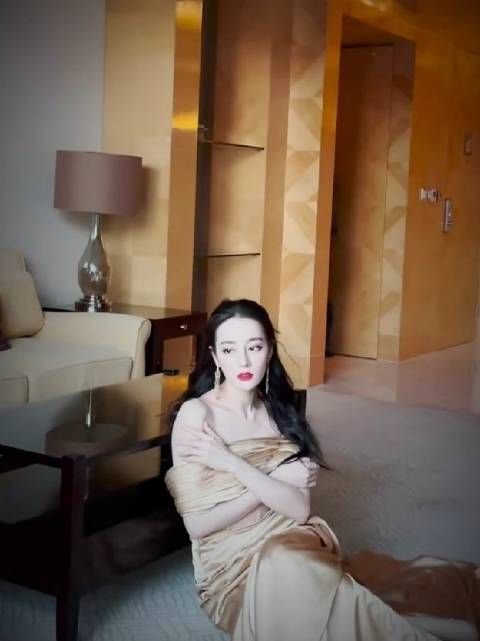 矜贵优雅 缱绻温柔 可以现在在门口铺红毯让美迪走一下吗