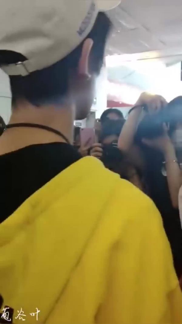 粉丝：我只能拍到他的侧脸，如果他能回头的话我能高兴一整年……