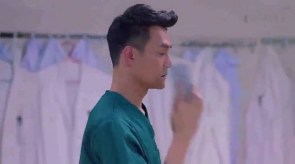 赵医生和曲筱绡打电话,结果两人都口是心非,太逗了。