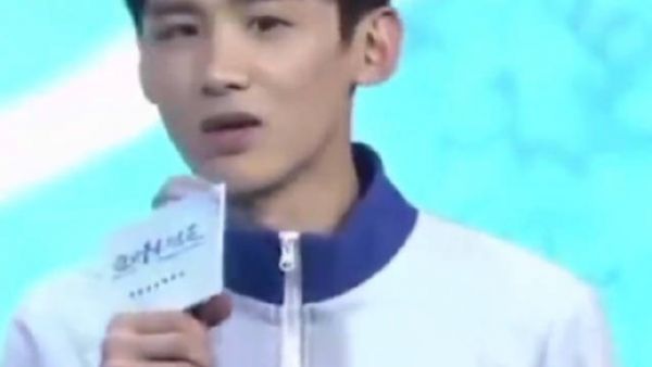 主持人：“情人节给女生送什么礼物？” 小白：送什么礼物？