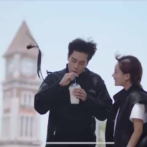 吴白的奶茶还能吹泡泡？？？ 蓝月亮什么时候出奶茶了？