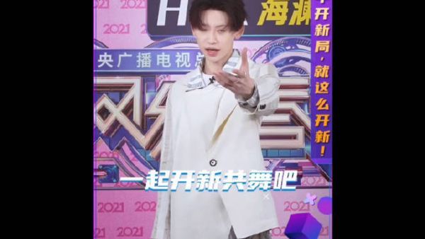 看到小鬼的那个正经的证件照真的要笑喷了