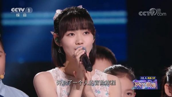 段奥娟上演唱一首《陪我长大》，声音空灵清澈……