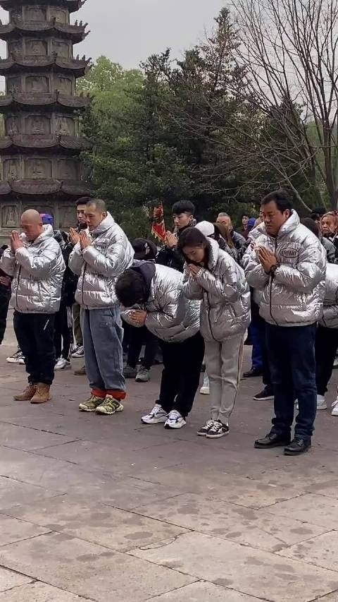 江铠同看起来好憔悴！