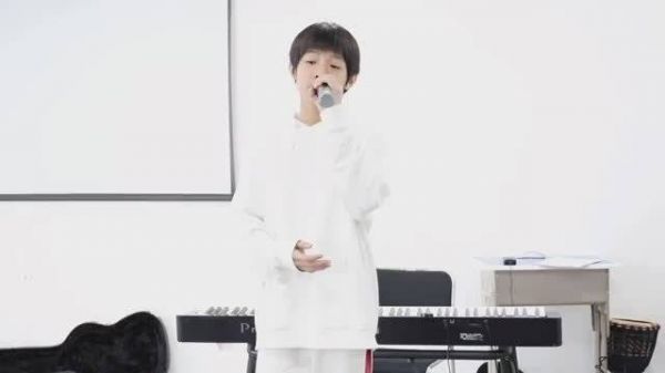 肉眼可见的长高了 是大孩子了 变声期开始《我好想你》