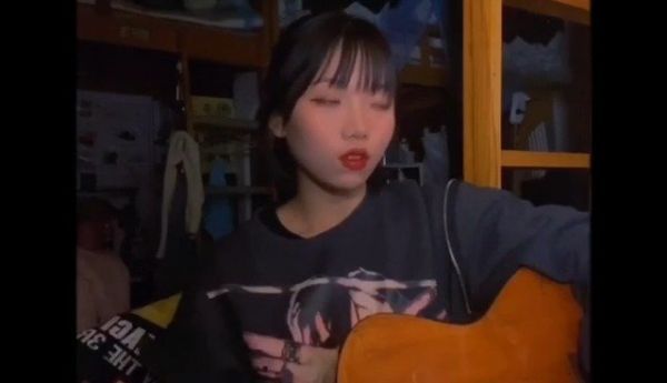 乐迷投稿:00后女孩翻唱梅卡德尔《迷恋》……
