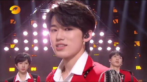 不允许没人看过时代少年团表演的热曲串烧！