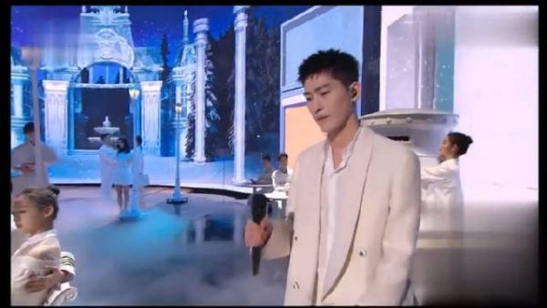 张翰宋茜合作歌曲，张翰一身白西装十分帅气……