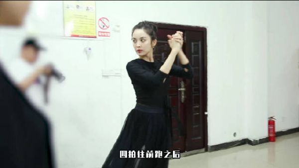 霓裳舞步翩翩起……