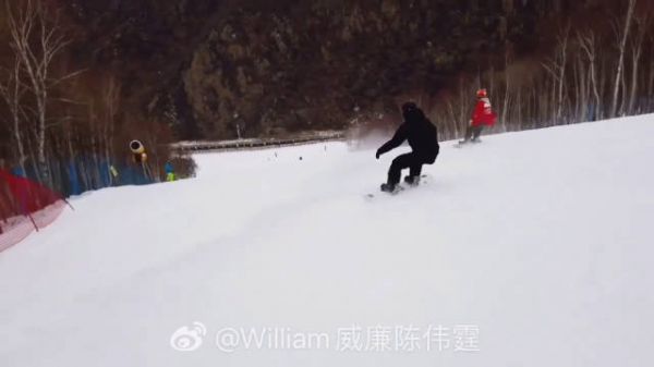 陈伟霆还是很有教养的,没有摘下面罩说你们穿的都是我的衣服