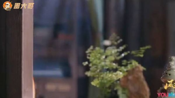 网友看《风起霓裳》中许魏洲对古力娜扎有角色外的亲密接触……