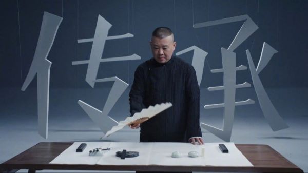 深度挖掘喜剧背后的故事，展现喜剧前辈培养传承人的全过程……