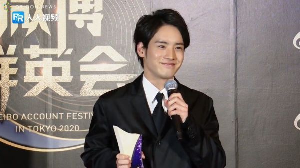 小可爱赤楚卫二敲可爱啦！！！表示一定要用中文和大家打招呼！