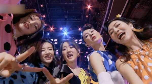 姐姐们舞台太可爱！杨钰莹唱Rap，董璇、董洁唱跳似十几岁小女孩