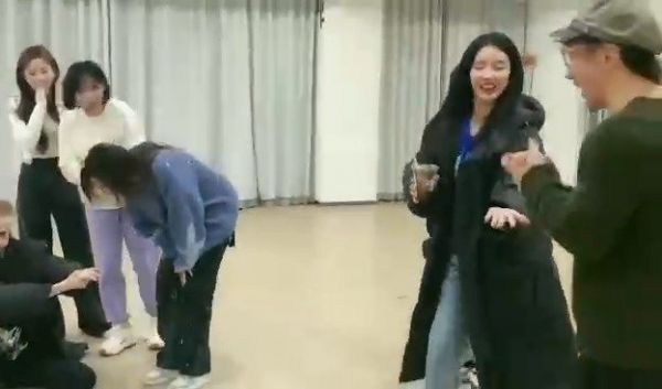 在《家族年年年夜FAN》舞台排练时……