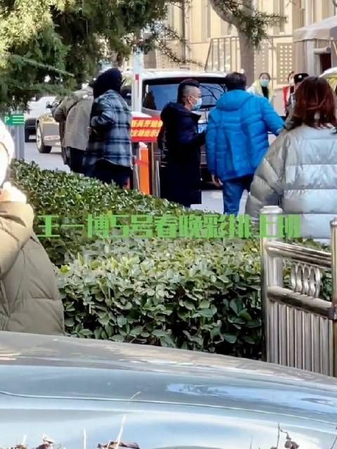 王一博央视春晚联排上班，依旧是格子外套，帅气的背影！