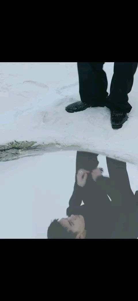 易烊千玺封面花絮 蹲下对镜拍，好有意境