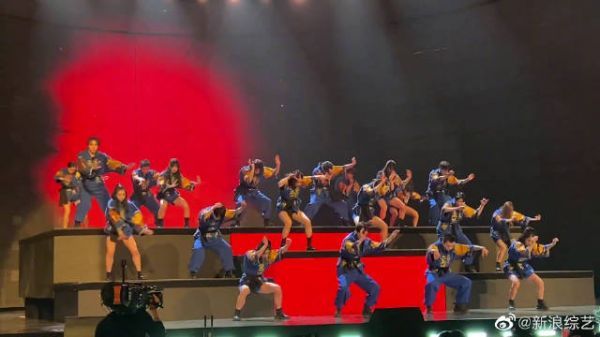 两位合作唱跳国潮风歌曲《锦绣》……
