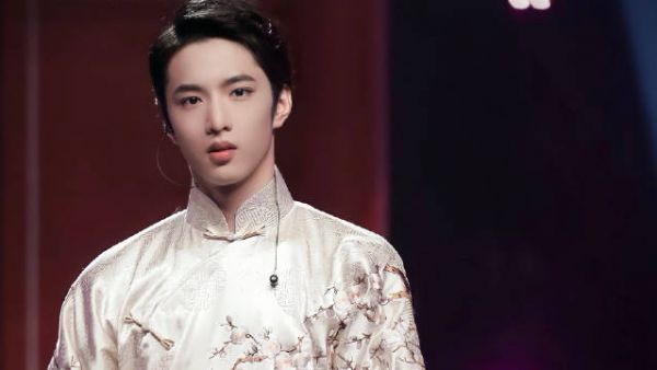 没想到天生苏感的慵懒帅哥刘耀文国风长袍大背头也如此好看