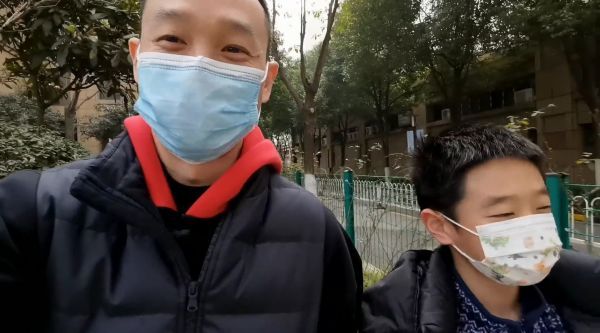 杨威和儿子PK绕口令互不相让,11岁杨阳洋身高已超爸爸肩膀