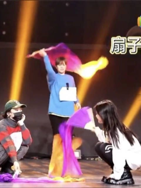 杨芸晴年夜fan舞台花絮 挥舞着大扇子的可爱nee……