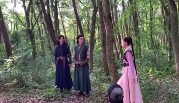演员的信念感有多强哈哈哈哈哈哈摇头晃脑的肖战……