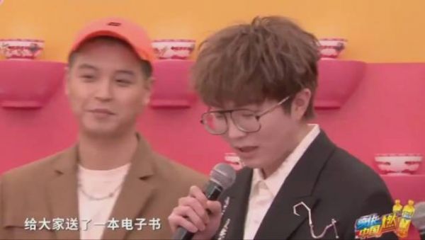 是：没事儿的时候可以看一看，带着实体书比较沉……
