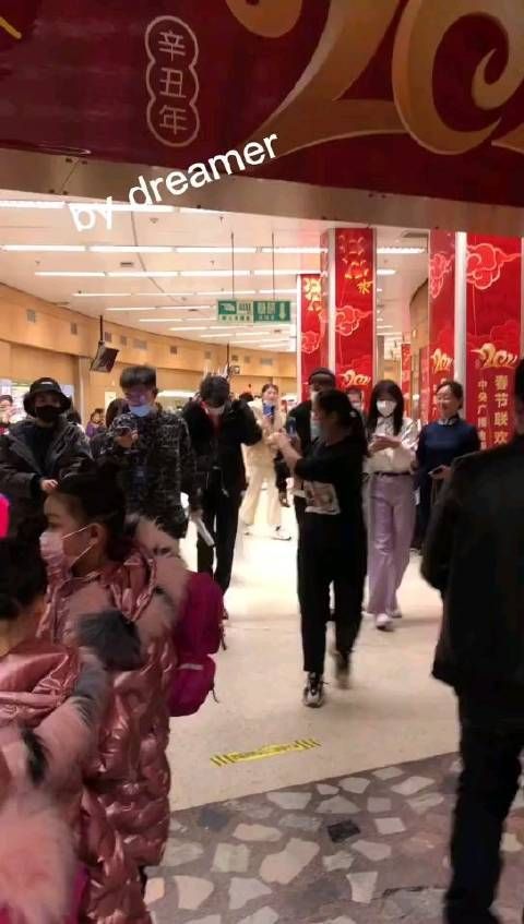 迎面走来的王俊凯 魅力帅气，走路粉的福利