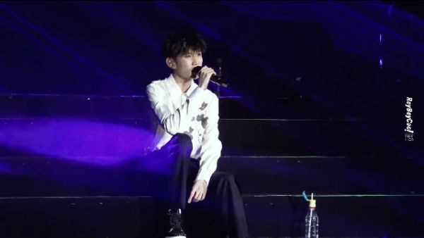 来听听王源的薄荷音清唱 歌曲唱到一半设备出故障依然高度完成……