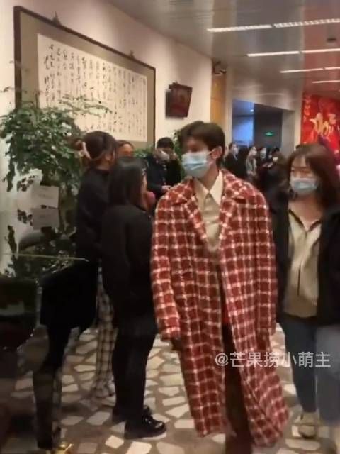 央视春晚第二次联排的王源 王源身穿红白格子大衣走路带风~
