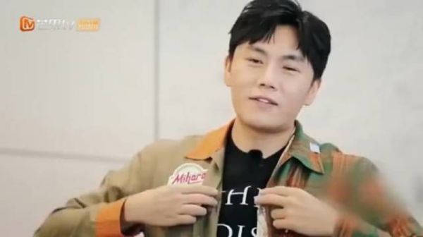 想到秦昊讲汪小菲的故事时说，汪小菲回家，女儿过去叫他……