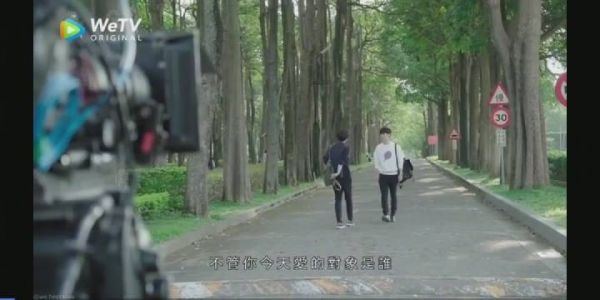 我怎么看着这两个人像是同性恋呀 !