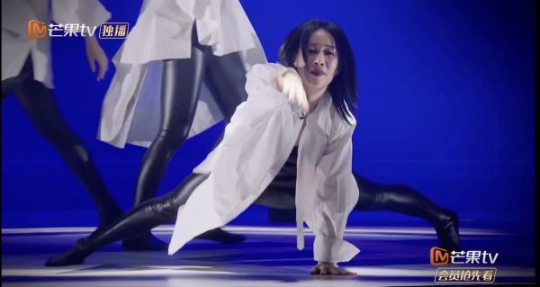 乘风破浪一公表演里小青姐的劈叉真的给这个舞台加分不少……