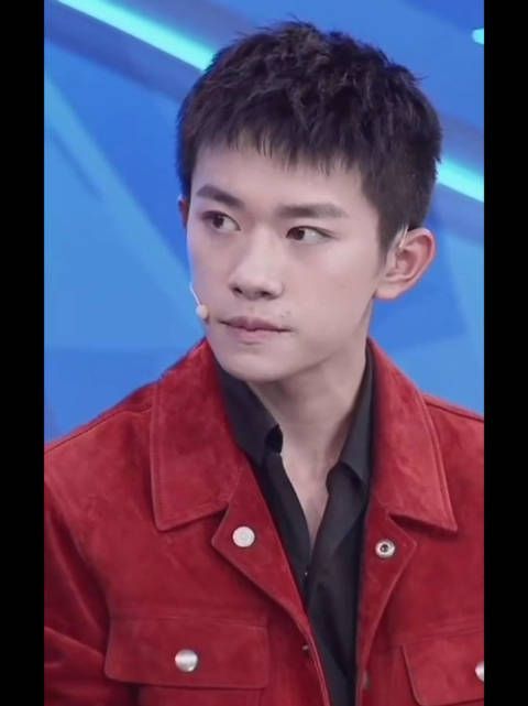 时间也太快了吧，易烊千玺都上了五次春晚了，也太优秀了吧……