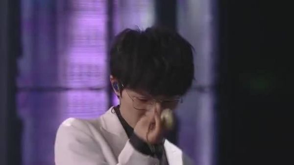 周深怀表一甩,不知道为什么我好像看到了柯南……