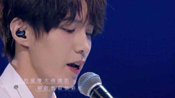 带来双排键弹唱《追光者》……