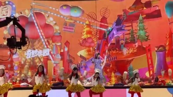 黄龄在湖南卫视春晚演唱《奇妙的年夜饭》……