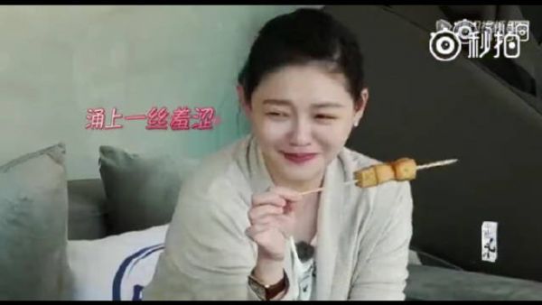 文案里写满汪小菲对女儿的爱，男娃心里一定在吃醋哈哈哈……