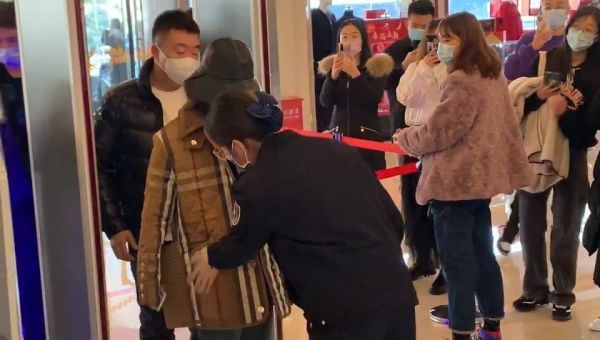 周冬雨身穿咖色外套，头戴渔夫帽现身~