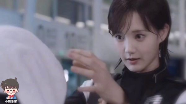 《我的时代你的时代》吴白(胡一天)低头去揭鞋子上的创口贴……