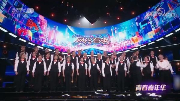太燃了！平均年龄74岁的清华学霸合唱团演唱《少年》 我还是从前那个少年……