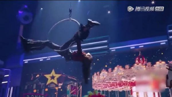 五字妹妹太拼了吧，不仅在节目中又唱又跳……