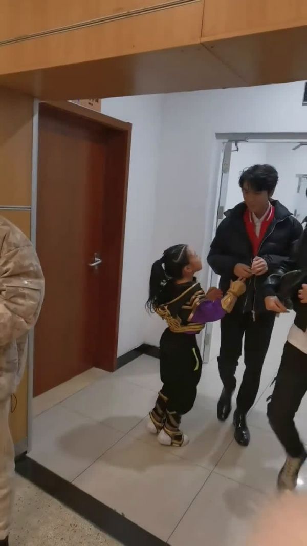 王俊凯对欢呼雀跃跑过来的小女孩说的是“宝贝等一下可以吗”