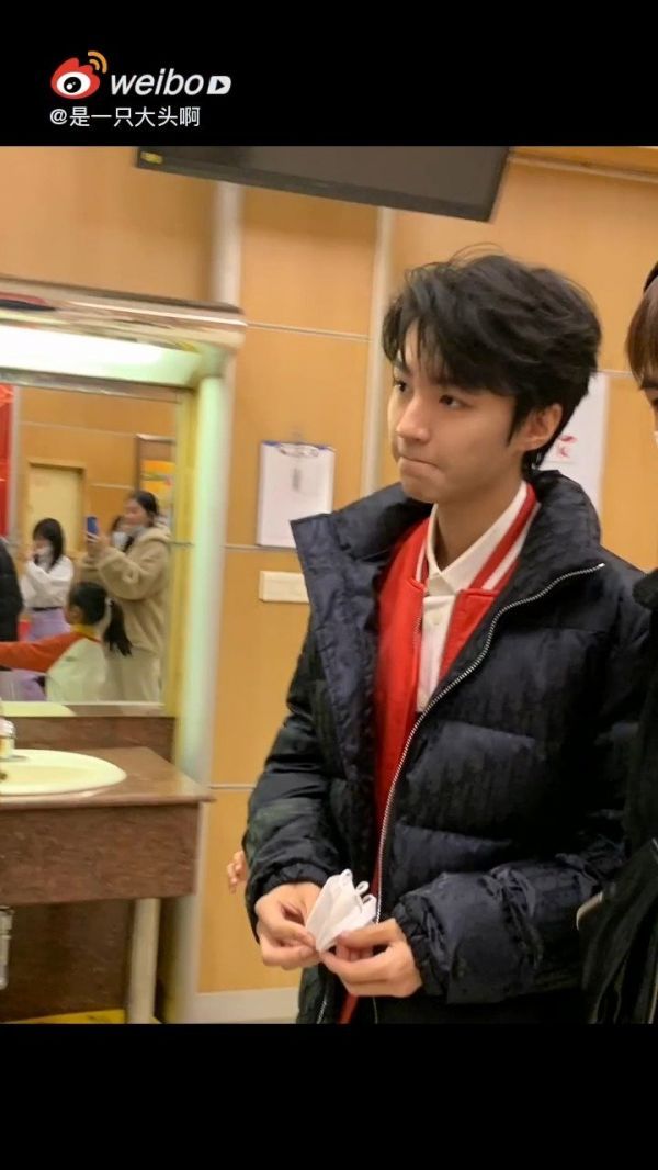 王俊凯 小朋友在后台一看到小凯哥哥都兴奋得跑上去……