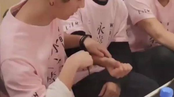 反正闭着眼选定情物都可以是一样的吼!