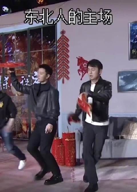 我笑的不要太大声，小董这手绢毫不留情的丢到了 头上……