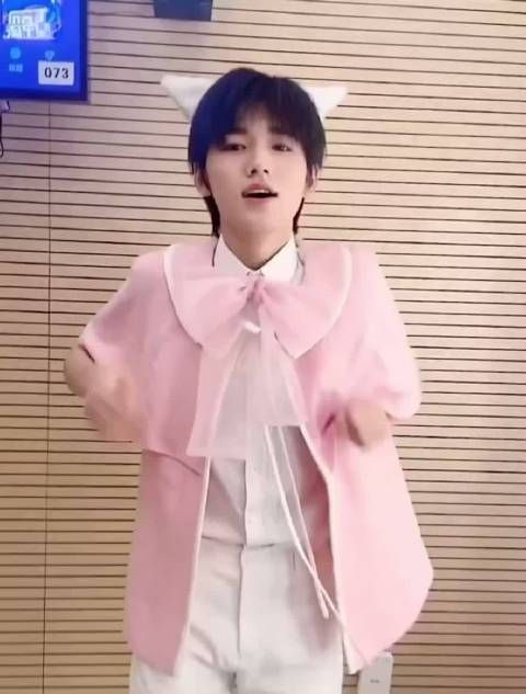 呜呜呜我还没有从昨晚的舞台走出来小宋同学又发新视频了