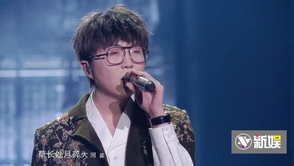 毛不易 《项羽虞姬》 一袭黑金刺绣斗篷……