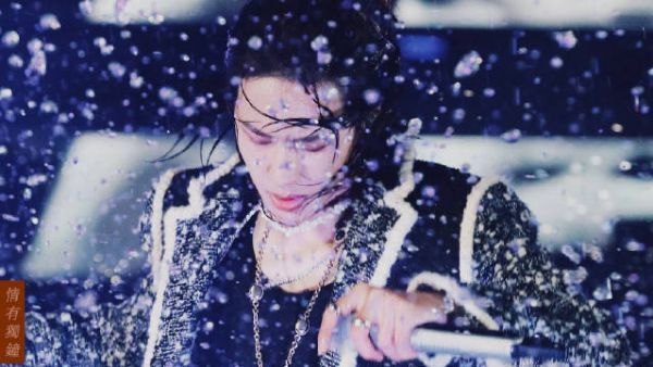 那就本尊王一博《无感》水舞台饭拍吧～