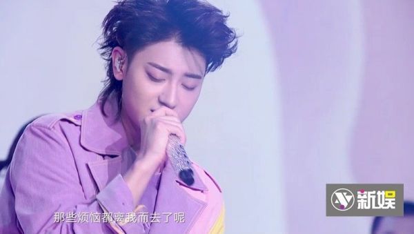 黄子韬 《冰激凌》 香芋紫++浅粉+柠檬黄的撞色风衣……